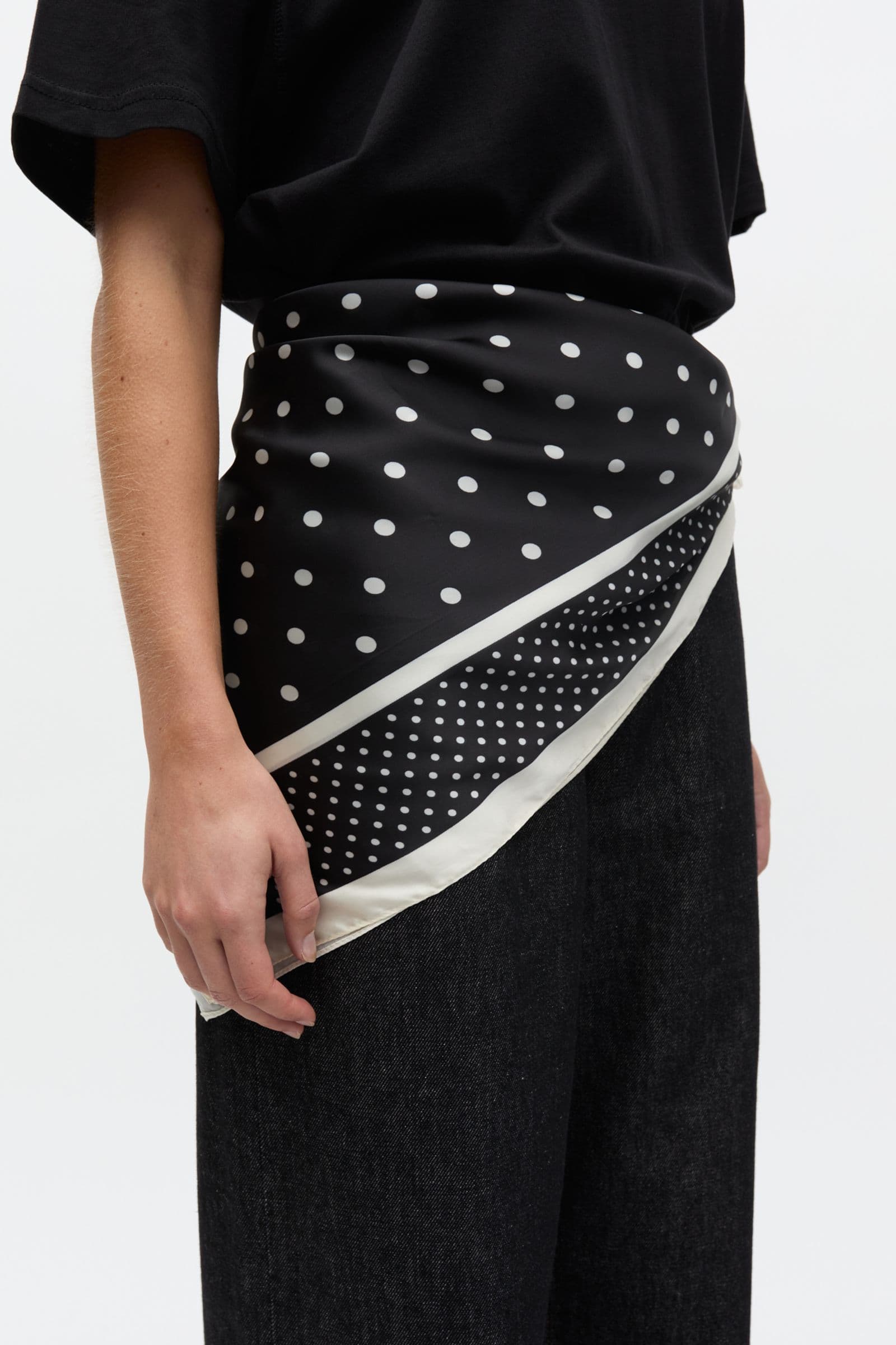 ENNOELIA SCARF 7412 Black Dot